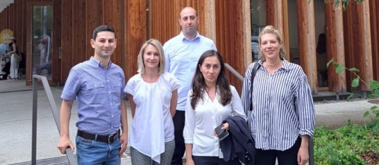 The project team (3 women, 2 men) stands on stairs in front of a BOKU building. 