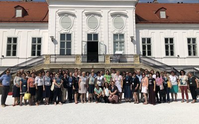 Foto aller Teilnehmer/innen der Donauraukkonferenz vor dme Schloss Miller-Aichholz