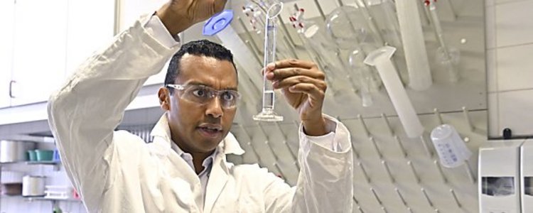 Forscher mit Reagenzglas im Labor