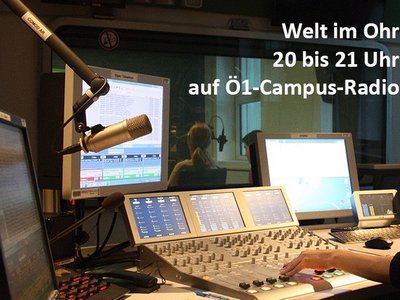 Radiosendung Welt im Ohr, im Bild ein Sendestudio mit Mischpult, Mikrophon, zwei Computern und einem weitereren Bildschirm und drei Personen, die nur teilweise zu sehen sind