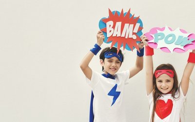 Zwei Kinder verkleidet als Superhelden