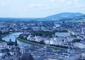 Die Stadt Salzburg von oben: mit Blick auf das Stadtzentrum, historische Bauten und die Salzach, die durchfließt.