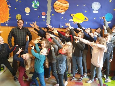 Young-Science-Botschafter Dr. Johannes Leitner besucht eine Schule