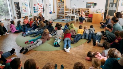 Wissenschaftsbotschafterin Böck im Workshop mit Kindern