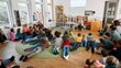 Wissenschaftsbotschafterin Böck im Workshop mit Kindern