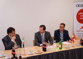 OeAD-Geschäftsführer Stefan Zotti im Gespräch mit Gästen aus dem Iran. Alle sitzen an einem Tisch. 