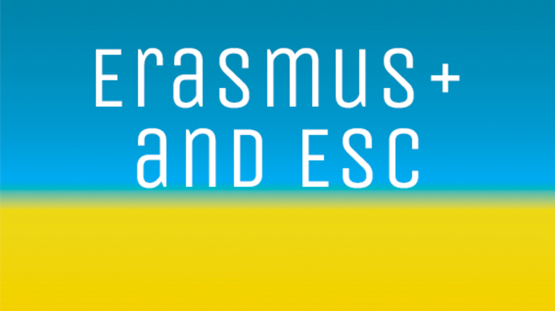 Blau gelber Hintergrund mit Text Erasmus+ and ESC