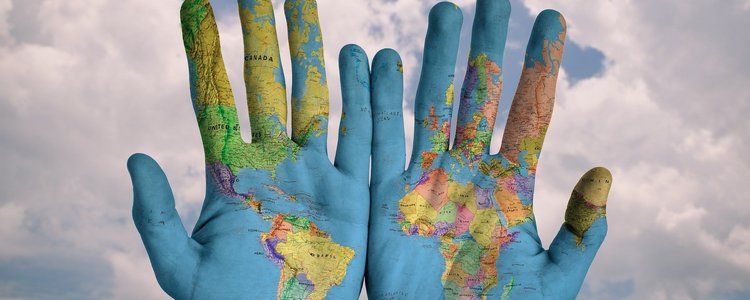 Hände mit der Weltkarte