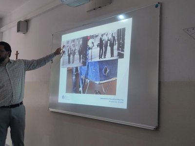 Wissenschaftsbotschafter zeigt etwas auf einer Tafel