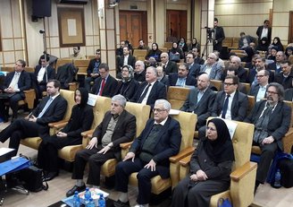 Hörsaal mit vielen Menschen an der Kharazmi Universität im Iran.