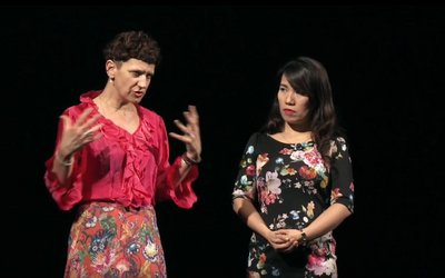Zwei Frauen bei den Proben zur Aufführung von Romeo & Julia an der Partneruniversität Vietnam National Academic of Music