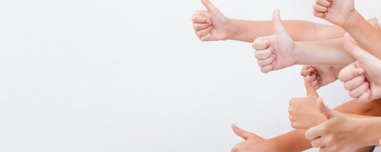 Hände von Teenagern zeigen mit dem Daumen nach oben