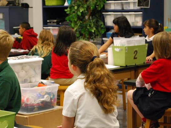 Kinder von hinten in einer Schulklasse