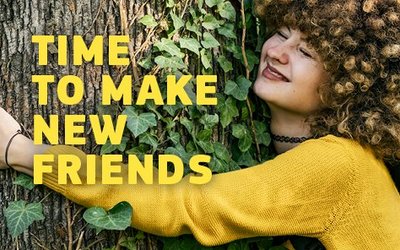 Frau umarmt Baum, darüber liegt ein Text mit den Worten "Time to make new friends"