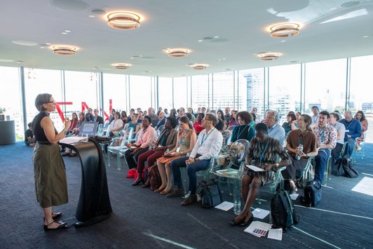 Claudia Zingerli (ETH Zürich) mit ihrer Keynote über die strategische Bedeutung und die Zukunftsperspektiven von APPEAR, fotografiert mit Blick zum Publikum.