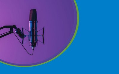 Mikrofon auf lila-blauem Hintergrund