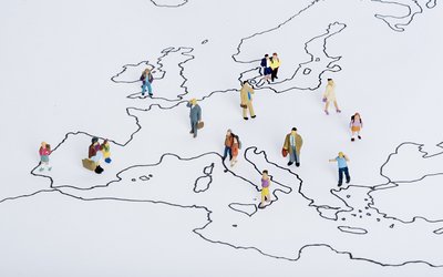 Spielfiguren auf Europakarte