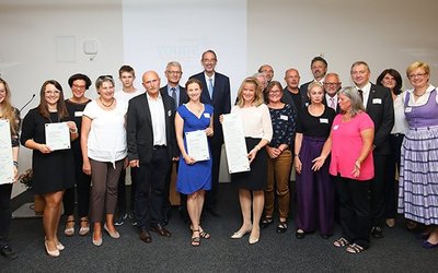 Gruppenfoto der Sieger/innen des Young Science-Gütesiegels mit Bundesminister Heinz Faßmann.
