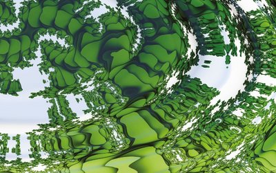 Wasseroberfläche in der sich grüne Blätter spiegeln.