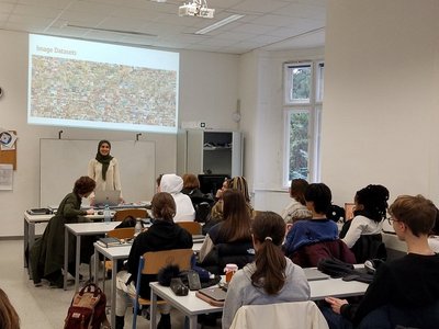 Wissenschaftsbotschafterin in einer Schulklasse