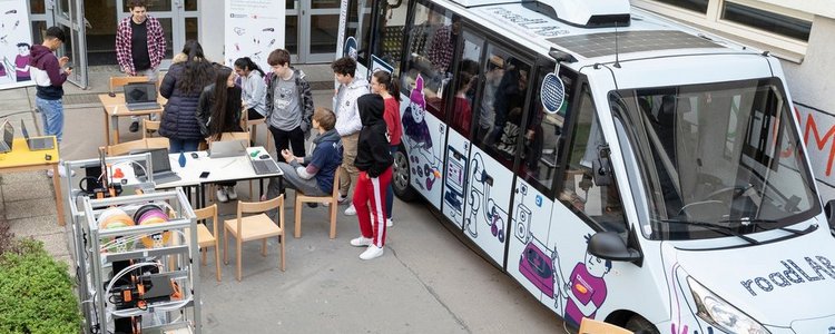 Der E-Bus des roadLAB macht halt und zeigt Jugendlichen die Welt der Technik