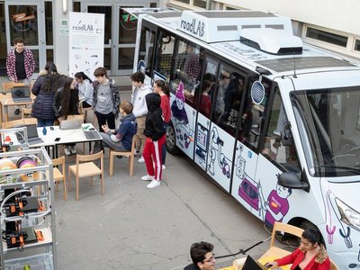 Der E-Bus des roadLAB macht halt und zeigt Jugendlichen die Welt der Technik