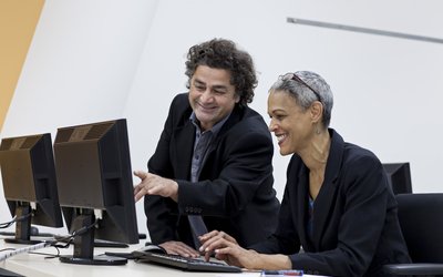 Mann und Frau arbeiten gemeinsam am Computer