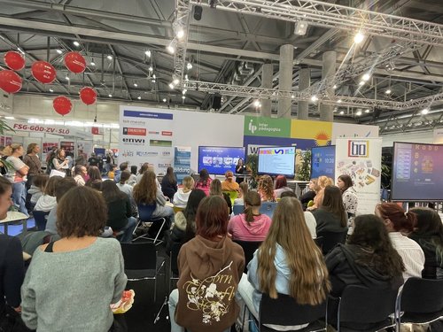 Schülerinnen und Schüler von hinten während eines Workshops in der Messehalle