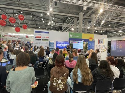 Schülerinnen und Schüler von hinten während des Workshops in der Messehalle