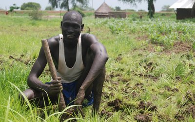 A farmer planting his land in Gambella, south western, Ethiopia, June 2012 | via https://www.flickr.com/photos/dfid/8406383656/ | Lizenz: CC BY-SA 2.0
