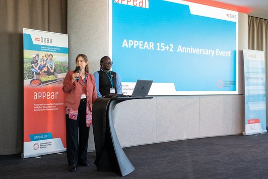 Stefanie Lemke (BOKU University) mit Caroline Paparu (Muni University und BOKU University) gemeinsam am Rednerpult