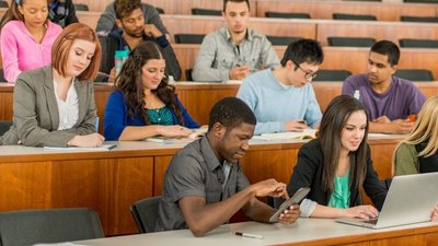 Hörsaal mit Studierenden