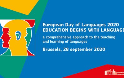 Logo des europäischen Tag der Sprachen 2020 in den Farben Blau, Rot, Gelb und Grün. Auf der linken Seite ein Kopf im Seitenprofil und auf der rechten Seite ein weißer Schriftzug auf Englisch, welcher den europäischen Tag der Sprachen ankündigt. Rechts unten das Logo der Europäischen Kommission.