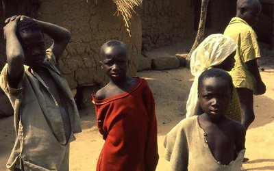 Klischeebild Afrikas hungernde Kinder