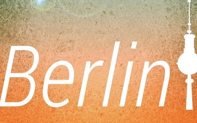 Schriftzug Berlin auf buntem Hintergrund