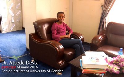 APPEAR-Stipendiatin Atsede Desta aus Äthiopien sitz in einem Wohnzimmer auf einem Sessel.