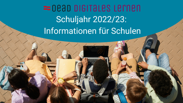 Eine Schülerklasse aus der Vogelperspektive mit Laptops und der Überschrift "Schuljahr 2022/23 Informationen zur Geräteinitiative"