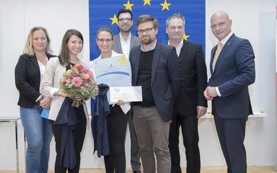 eTwinning-Preisverleihung mit Ursula Panuschka und den Siegern.