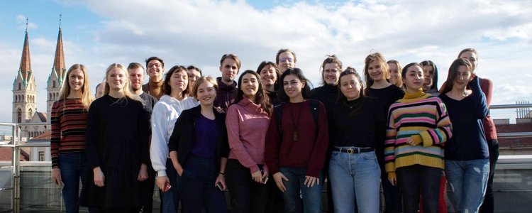 Die Teilnehmer/innen der Projektwoche in Wien bei einem Gruppenfoto auf dem Dach der FH Wien der WKW
