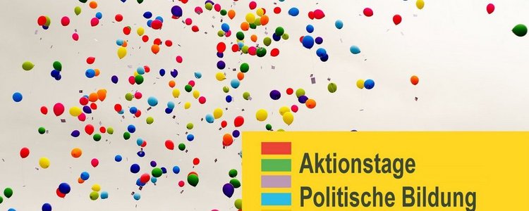 Luftballons fliegen in den Himmel und das Logo der Aktionstage Politische Bildung 2023