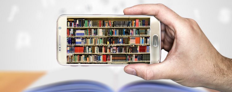 Hand mit Smartphone auf dem ein Foto eines Bücherregals zu sehen ist