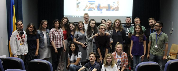 Gruppenfoto mit allen Studentinnen der Projektwoche in Lemberg in einem Hörsaal.