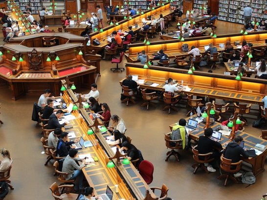 Studenten beim Lernen in Saal