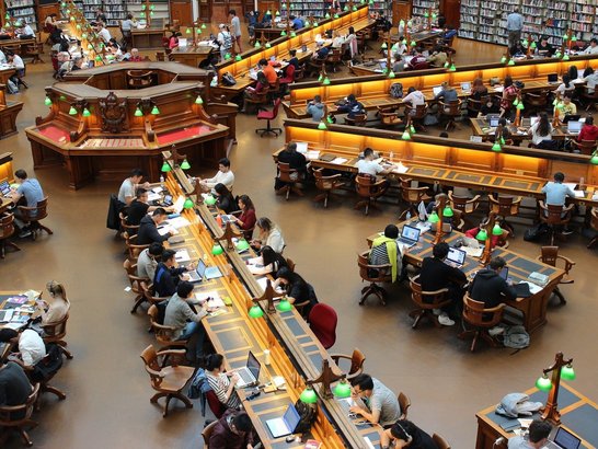 Studenten beim Lernen in Saal