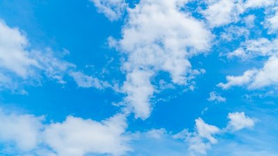 Blauer Himmel mit Wolken