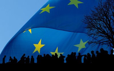 EU-Fahne darunter Schatten von Menschen
