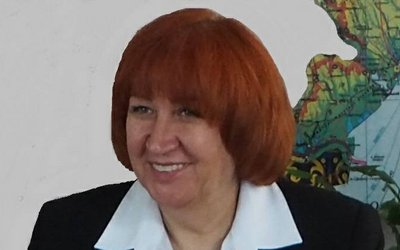 Frau Lubov Zadorozhna an ihrem Schreibtisch