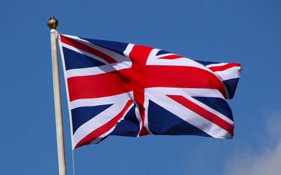 Im Wind wehende Flagge von Großbritannien mit dem Himmel im Hintergrund