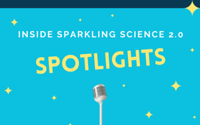 Schrift "Inside Sparkling Science 2.0 - Spotlights", mit Sternchen im Hintergrund und einem Mikro
