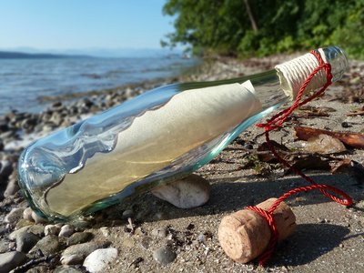 Flaschenpost am Strand